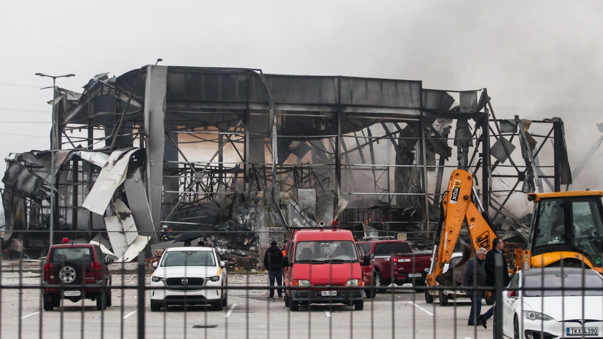 Τρίκαλα: 4 οι νεκρές εργαζόμενες από την έκρηξη και τη φωτιά στο εργοστάσιο της “Βιολάντα” – Αγνοείται ακόμα μία