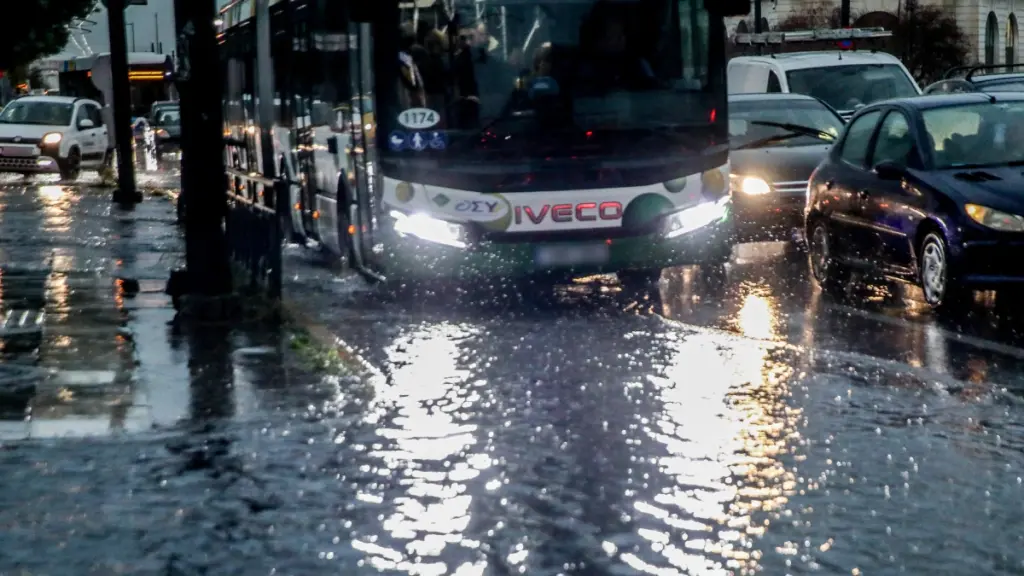 Σε εξέλιξη η κακοκαιρία με καταιγίδες και χαλάζι, πού θα “χτυπήσει” τις επόμενες ώρες – Άνοιξαν οι ουρανοί στην Αττική