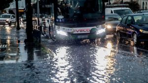 Σε εξέλιξη η κακοκαιρία με καταιγίδες και χαλάζι, πού θα “χτυπήσει” τις επόμενες ώρες – Άνοιξαν οι ουρανοί στην Αττική