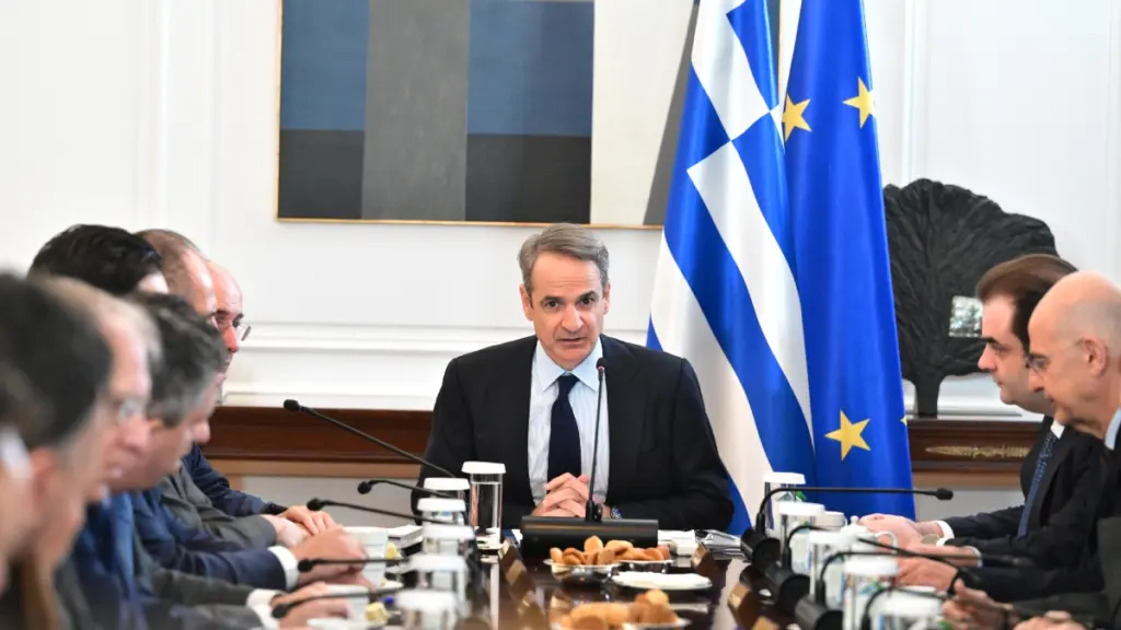 Μητσοτάκης στο Υπουργικό: “Εθνική αναγκαιότητα η πολιτική σταθερότητα” – Τι είπε για επιστολική ψήφο και μισθούς
