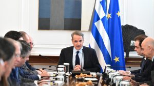 Μητσοτάκης στο Υπουργικό: “Εθνική αναγκαιότητα η πολιτική σταθερότητα” – Τι είπε για επιστολική ψήφο και μισθούς