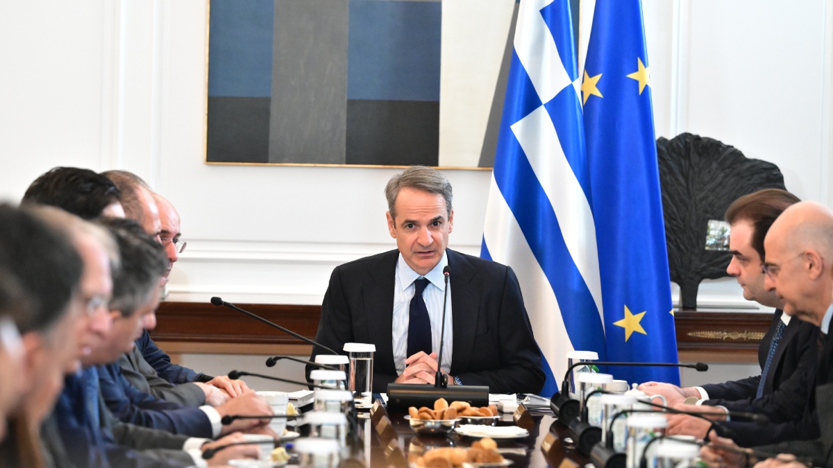 Μητσοτάκης στο Υπουργικό: “Εθνική αναγκαιότητα η πολιτική σταθερότητα” – Τι είπε για επιστολική ψήφο και μισθούς