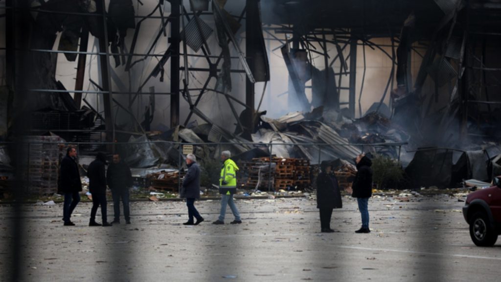 Τρίκαλα: Θρήνος για τις 4 νεκρές εργαζόμενες στο εργοστάσιο “Βιολάντα”, αγωνία για την πέμπτη – Οι πρώτες εκτιμήσεις για τη φονική έκρηξη