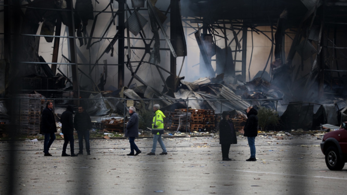 Τρίκαλα: Θρήνος για τις 4 νεκρές εργαζόμενες στο εργοστάσιο “Βιολάντα”, αγωνία για την πέμπτη – Οι πρώτες εκτιμήσεις για τη φονική έκρηξη