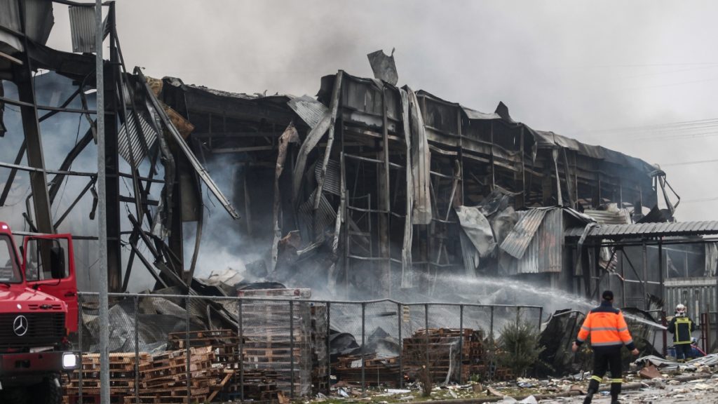 Τραγωδία στο εργοστάσιο “Βιολάντα”: Στη Λάρισα η νεκροψία και η ταυτοποίηση των σορών – Εξιτήριο για τους τραυματίες