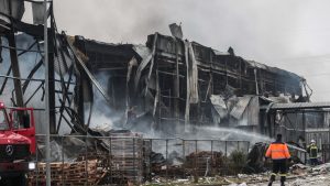 Τραγωδία στο εργοστάσιο “Βιολάντα”: Στη Λάρισα η νεκροψία και η ταυτοποίηση των σορών – “Μας ζήτησαν να δώσουμε DNA”