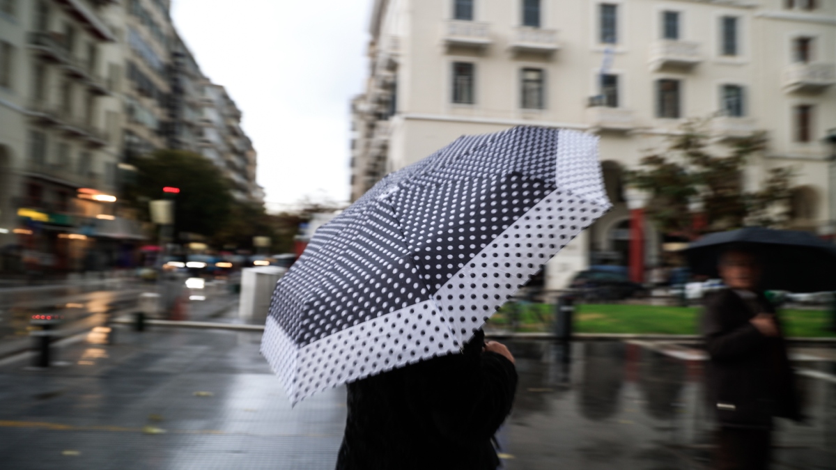 Καιρός σήμερα: Βροχές και καταιγίδες μέχρι το απόγευμα – Πού θα είναι έντονα τα φαινόμενα