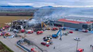 Ακόμα καπνίζει το εργοστάσιο της “Βιολάντα”, εικόνες καταστροφής – Βρέθηκε νεκρή και η πέμπτη εργάτρια