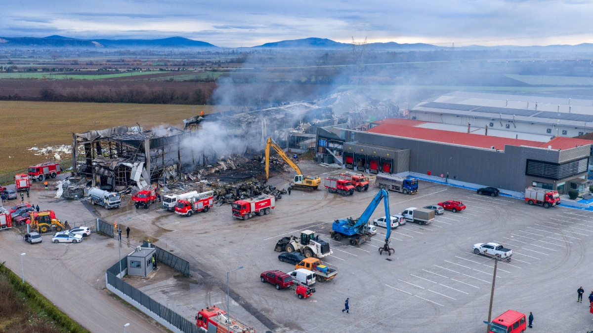 Ακόμα καπνίζει το εργοστάσιο της “Βιολάντα”, εικόνες καταστροφής – Βρέθηκε νεκρή και η πέμπτη εργάτρια