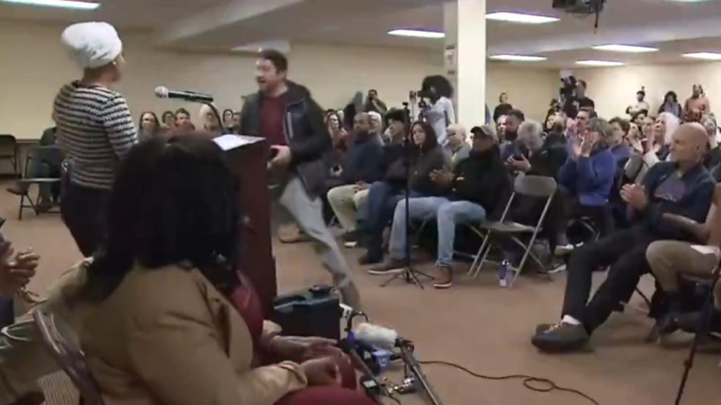 Μινεάπολη: Άνδρας ψέκασε με άγνωστο υγρό τη βουλευτή των Δημοκρατικών Ιλχάν Ομάρ (βίντεο)