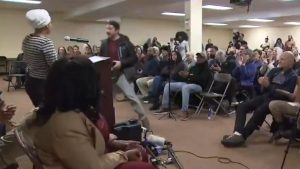 Μινεάπολη: Άνδρας ψέκασε με άγνωστο υγρό τη βουλευτή των Δημοκρατικών Ιλχάν Ομάρ (βίντεο)