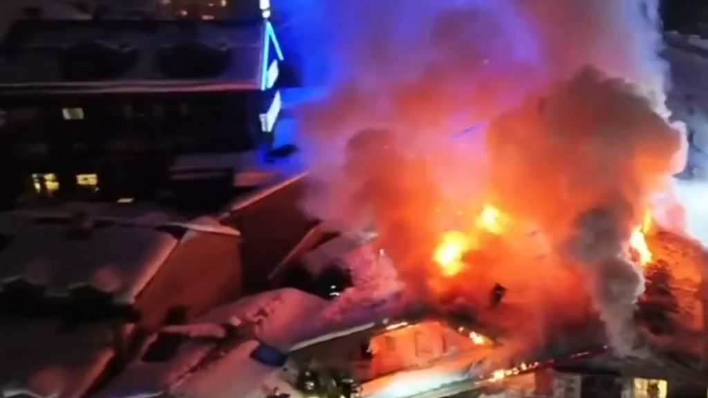 Γαλλία: Φωτιά σε πολυτελές ξενοδοχείο στο Κουρσεβέλ των γαλλικών Άλπεων – Απομακρύνθηκαν 270 άτομα (βίντεο)