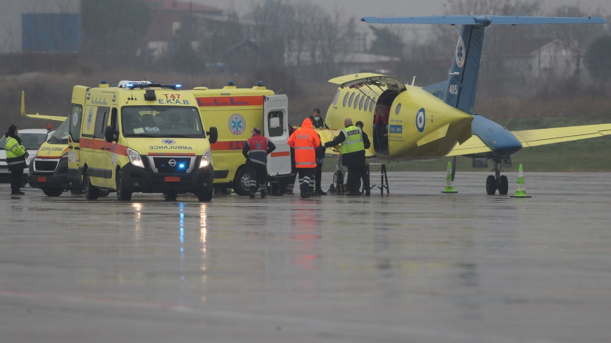 Δυστύχημα οπαδών του ΠΑΟΚ: Στο “Παπαγεωργίου” οι 2 τραυματίες – Προς Ρουμανία το C-130 για να παραλάβει τις 7 σορούς (βίντεο)