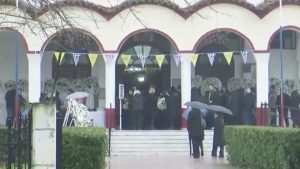 Τραγωδία στη “Βιολάντα”: Οδύνη στην κηδεία της 47χρονης Σταυρούλας – Τραγικές φιγούρες τα 3 παιδιά της (βίντεο)