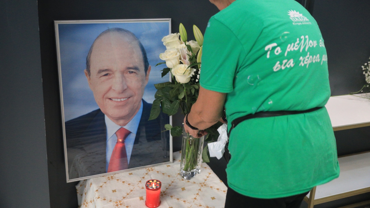 ΠΑΣΟΚ για Σημίτη: “Τιμάμε την παρακαταθήκη του, εμπνεόμαστε από το έργο του, συνεχίζουμε τη μάχη απέναντι στον διχασμό”