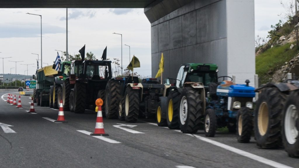 Αγροτικά μπλόκα: Ποιοι δρόμοι είναι κλειστοί σήμερα – Εντείνουν τις κινητοποιήσεις τους Πέμπτη και Παρασκευή