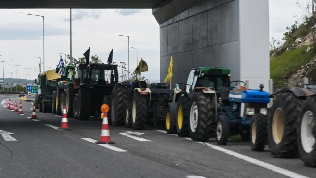 Αγροτικά μπλόκα: Ποιοι δρόμοι είναι κλειστοί σήμερα – Εντείνουν τις κινητοποιήσεις τους Πέμπτη και Παρασκευή