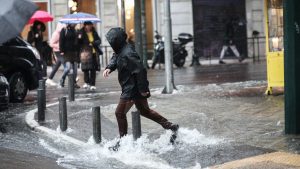 Προ των πυλών η επικίνδυνη κακοκαιρία που θα σαρώσει τη χώρα με καταιγίδες, ανέμους και χιόνια – Πότε θα “χτυπήσει” την Αττική