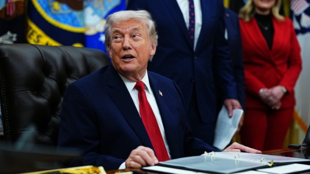 Μεταξύ απειλών και διπλωματίας ο Τραμπ για το Ιράν – “Ελπίζω να μην χρειαστεί να δώσω εντολή για πλήγματα”