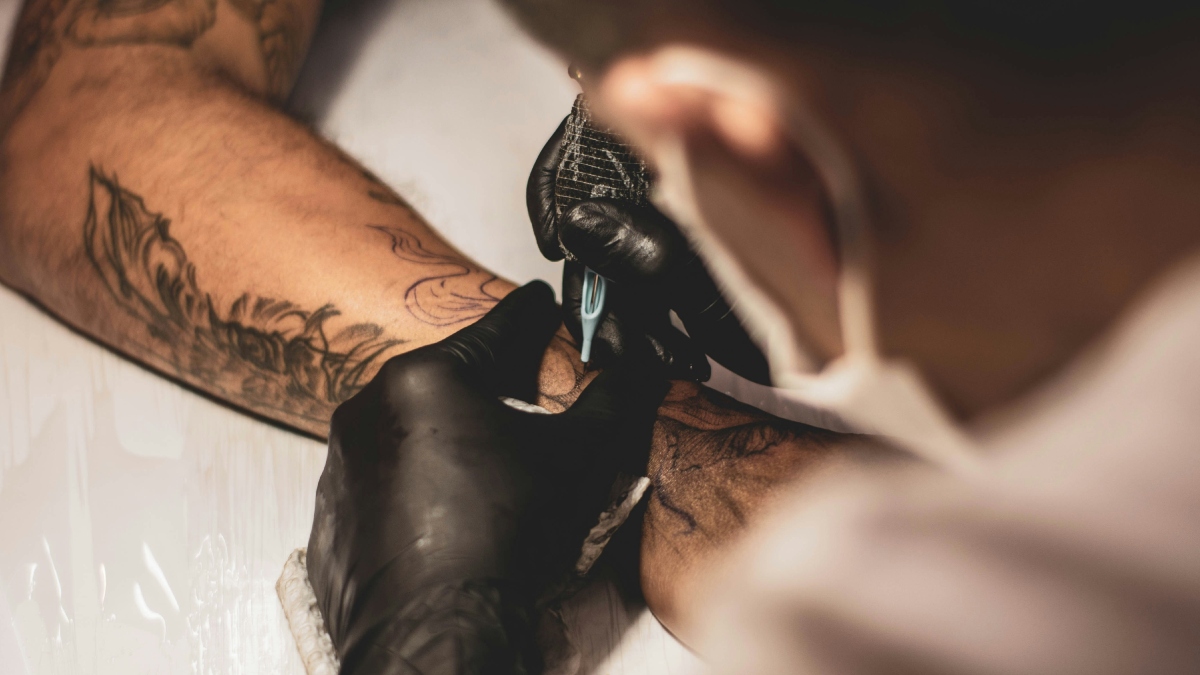 Τατουάζ: Μπορεί το μελάνι να συνδέεται με καρκίνο; Τι δείχνει νέα επιστημονική μελέτη