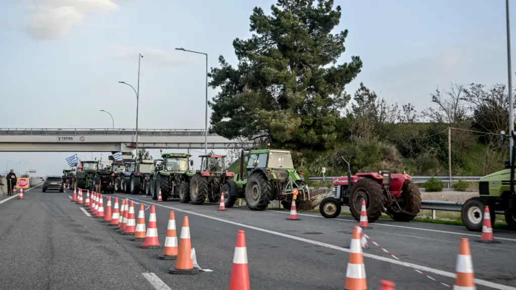 Αγρότες: Στις 12:00 τα αποκαλυπτήρια του πακέτου μέτρων της κυβέρνησης, τι περιλαμβάνει – Πρόστιμα αν συνεχίσουν τα μπλόκα