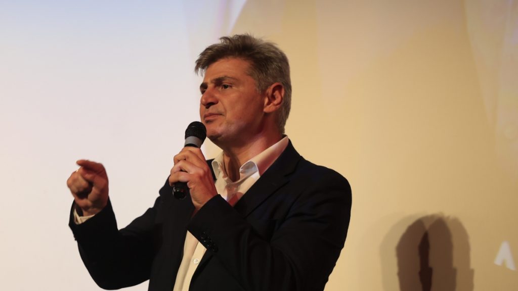 Φαραντούρης: “Ενώνω τη φωνή μου με την Καρυστιανού – Αν αποφασίσω να πορευτώ σε άλλον δρόμο, θα ενημερώσω αρμοδίως τον Φάμελλο”