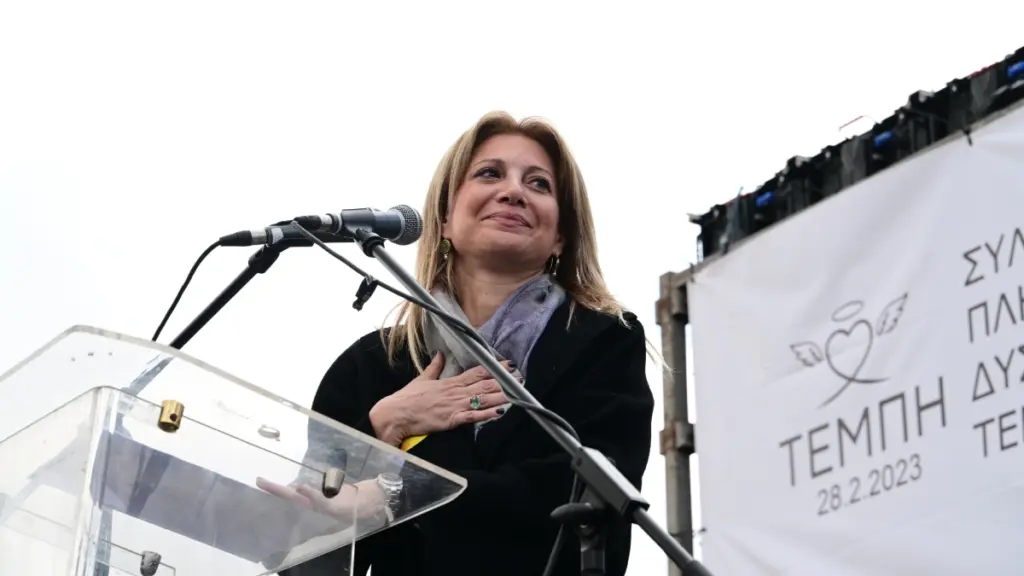 Θόρυβος για φόντο στη φωτογράφιση Καρυστιανού στο DownTown – Η Απάντηση Γρατσία