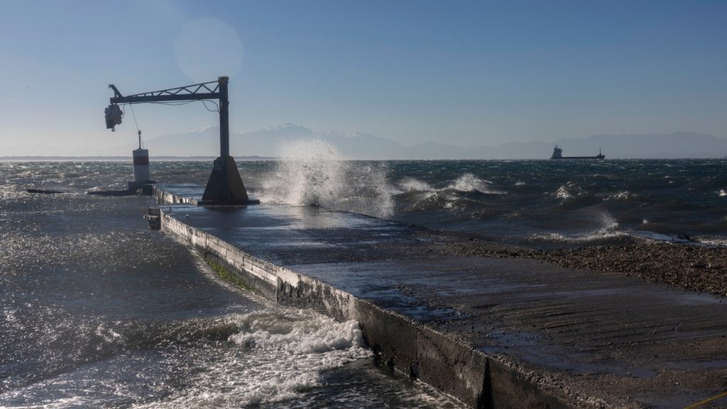 Καιρός: Συνεχίζονται και σήμερα οι θυελλώδεις άνεμοι – Πού θα εκδηλωθούν βροχές και καταιγίδες