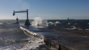Καιρός: Συνεχίζονται και σήμερα οι θυελλώδεις άνεμοι – Πού θα εκδηλωθούν βροχές και καταιγίδες