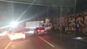 Τροχαίο μεταξύ φορτηγών στον Κηφισό με δύο τραυματίες, ο ένας σοβαρά – Κυκλοφοριακό χάος προς Πειραιά (Εικόνες)