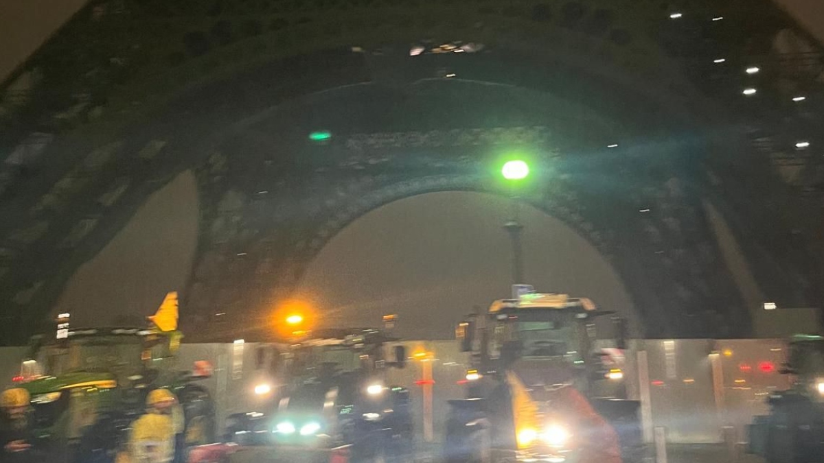 Γαλλία: Οι αγρότες έφτασαν μέχρι τον… Πύργο του Άιφελ – Διαμαρτυρίες στο κέντρο του Παρισιού (βίντεο)
