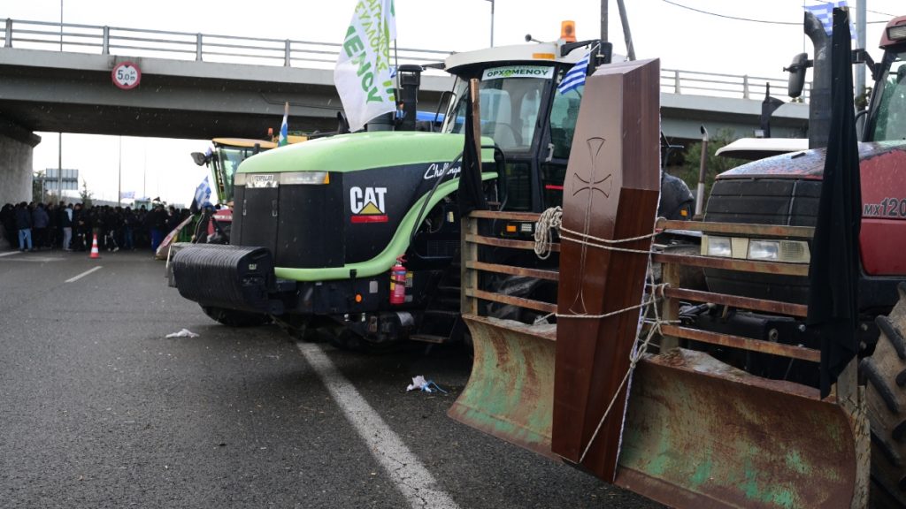 Αποφασισμένοι για όλα οι αγρότες: Κλειστή η Αθηνών – Λαμίας για 4 μέρες, αποκλεισμένη η γέφυρα Χαλκίδας – Μπλόκο στα τελωνεία