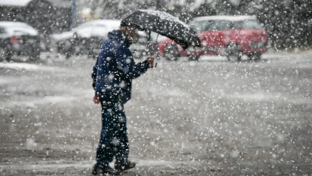 Καιρός: Δύο “πολικές βολίδες” φέρνουν χιόνια στα βόρεια προάστια, ασανσέρ” η θερμοκρασία – Η πρόγνωση Μαρουσάκη