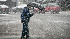 Καιρός: Δύο “πολικές βολίδες” φέρνουν χιόνια στα βόρεια προάστια, ασανσέρ” η θερμοκρασία – Η πρόγνωση Μαρουσάκη