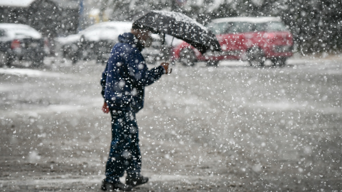 Καιρός: Δύο “πολικές βολίδες” φέρνουν χιόνια στα βόρεια προάστια, ασανσέρ” η θερμοκρασία – Η πρόγνωση Μαρουσάκη