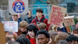 ΗΠΑ: Ογκώδεις διαδηλώσεις σε κεντρικούς δρόμους κατά της ICE- Μαθητές και δάσκαλοι έκαναν αποχή από τα μαθήματά τους (Βίντεο)