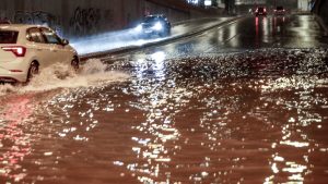 Σαρώνει την Αττική η κακοκαιρία – Εγκλωβίστηκαν οδηγοί και βούλιαξαν αυτοκίνητα (Βίντεο)