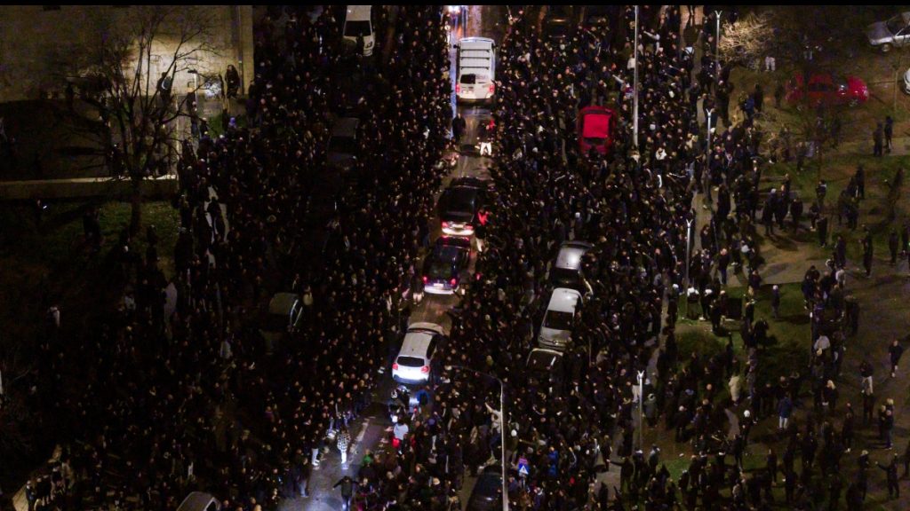 «Αδέλφια ζείτε» – Ο ΠΑΟΚ αποχαιρέτησε τους 7 νεκρούς οπαδούς του στην Τούμπα (Βίντεο)