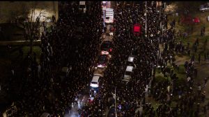 «Αδέλφια ζείτε» – Ο ΠΑΟΚ αποχαιρέτησε τους 7 νεκρούς οπαδούς του στην Τούμπα (Βίντεο)