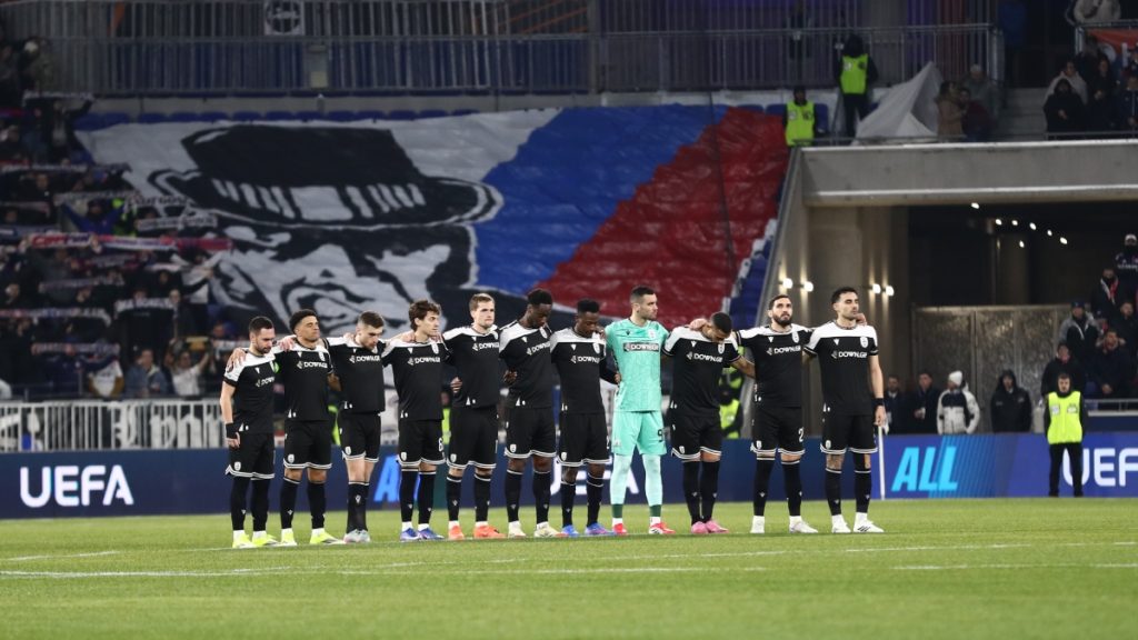 Λιόν – ΠΑΟΚ: Συγκινητικές στιγμές στην Groupama Arena για τα επτά θύματα της τραγωδίας στη Ρουμανία