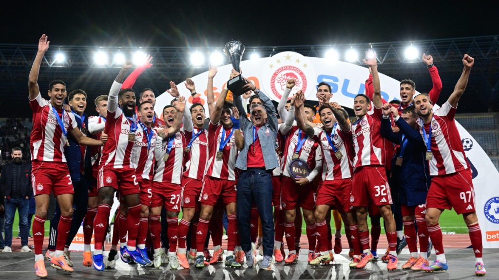 Ολυμπιακός – ΟΦΗ: Η απονομή του Super Cup στους «ερυθρόλευκους»