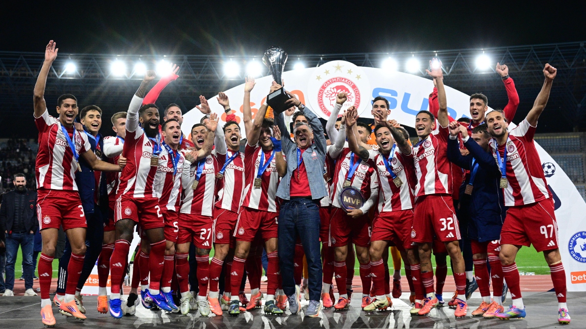 Ολυμπιακός – ΟΦΗ: Η απονομή του Super Cup στους «ερυθρόλευκους»