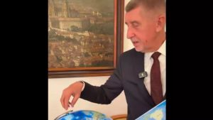 Τσεχία: Αγόρασε υδρόγειο για να δει που βρίσκεται η Γροιλανδία – H viral κίνηση του πρωθυπουργού