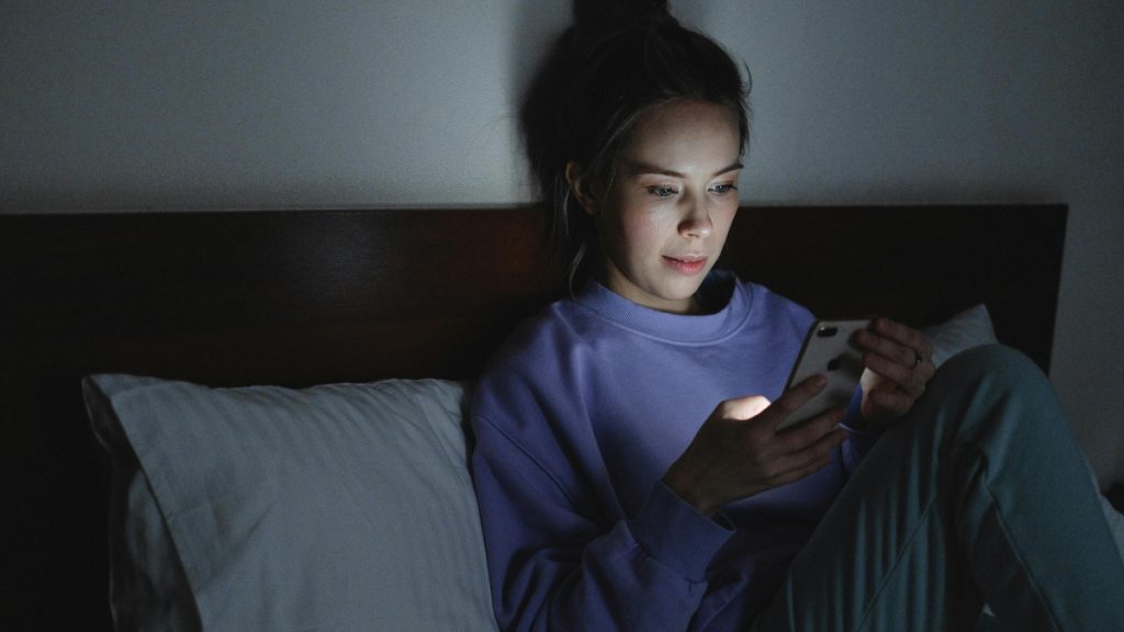 3 ζώδια που είναι εθισμένα στα social media – Έχουν μια ιδιαίτερη σχέση με το κινητό τους τηλέφωνο