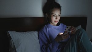 3 ζώδια που είναι εθισμένα στα social media – Έχουν μια ιδιαίτερη σχέση με το κινητό τους τηλέφωνο