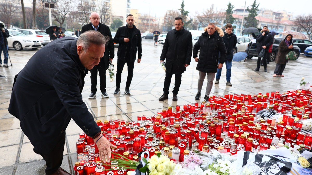 Αγγελούδης: Άφησε λευκά τριαντάφυλλα στη Τούμπα για τους οπαδούς του ΠΑΟΚ (εικόνες)