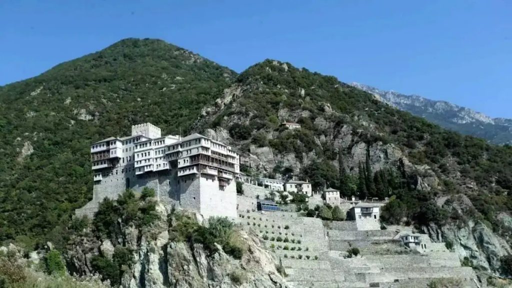 Άγιο Όρος: Ρεκόρ επισκεψιμότητας το 2025 με «απόβαση» χιλιάδων Ρουμάνων πιστών για τα Χριστούγεννα