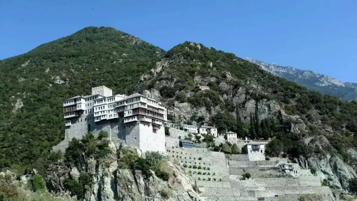 Άγιο Όρος: Ρεκόρ επισκεψιμότητας το 2025 με «απόβαση» χιλιάδων Ρουμάνων πιστών για τα Χριστούγεννα