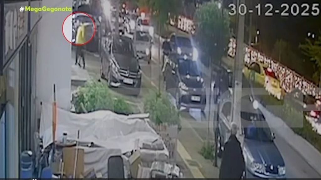 Άγιος Δημήτριος: Βίντεο από τη στιγμή που άγνωστος παριστάνοντας τον αστυνομικό λήστεψε 33χρονο σε στάση λεωφορείου