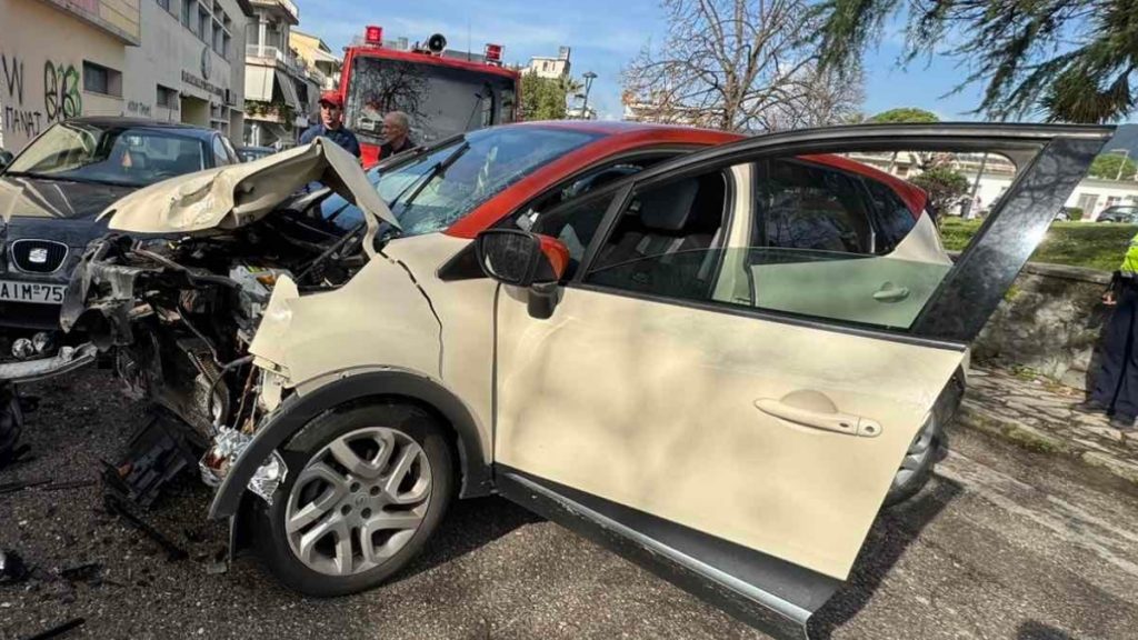 Σοβαρό τροχαίο στο Αγρίνιο – Αυτοκίνητο προσέκρουσε σε δέντρο έξω από σχολείο